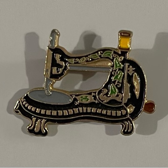 Sewing Machine Brooch - Picture 1 of 2